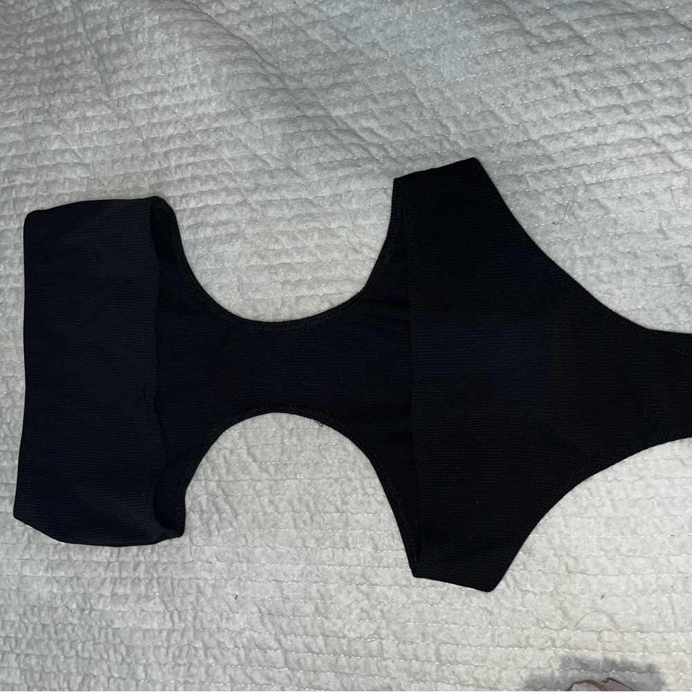 Cut out bodysuit - Picture 3 of 4